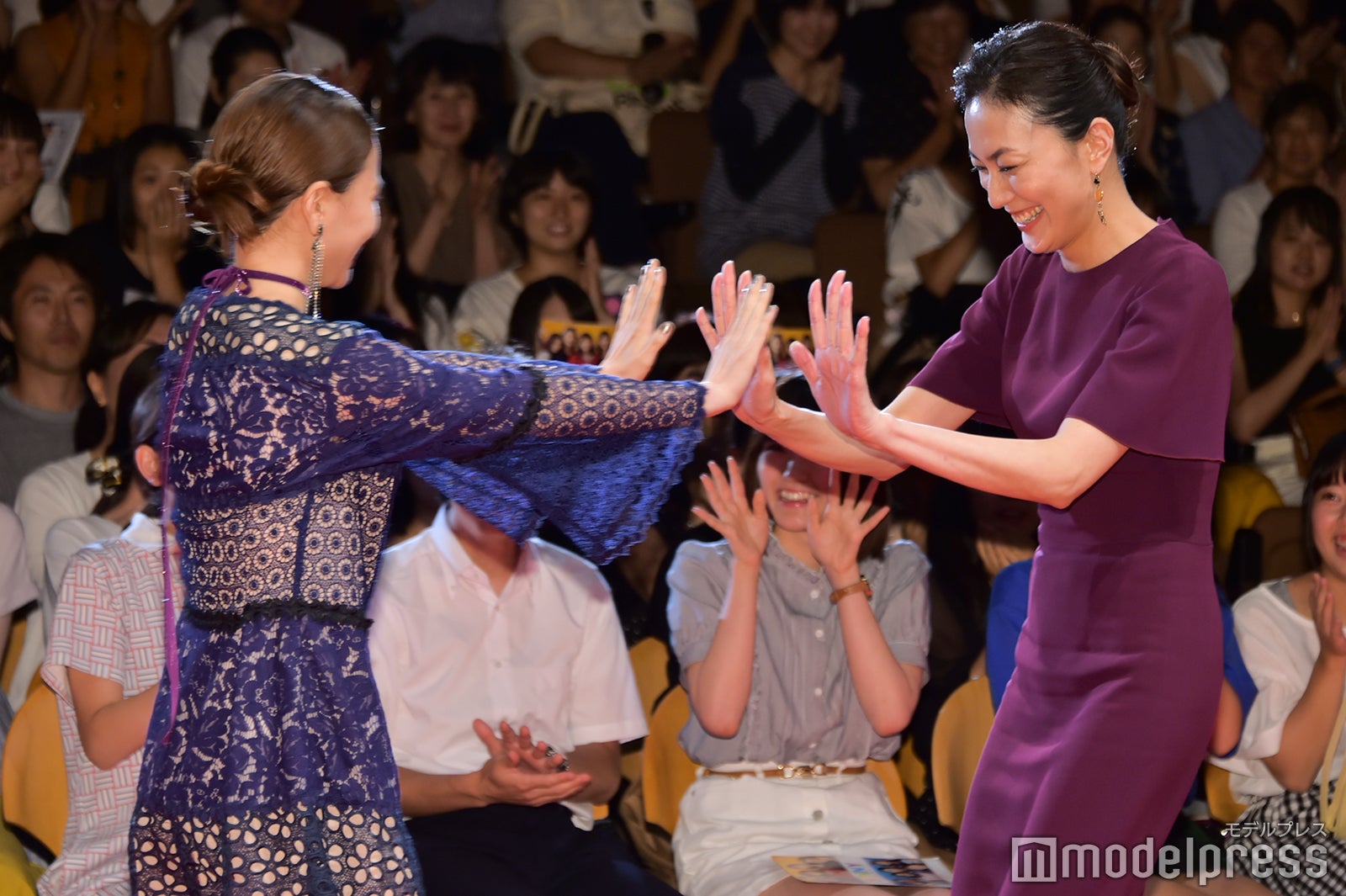 山本舞香、板谷由夏 （C）モデルプレス