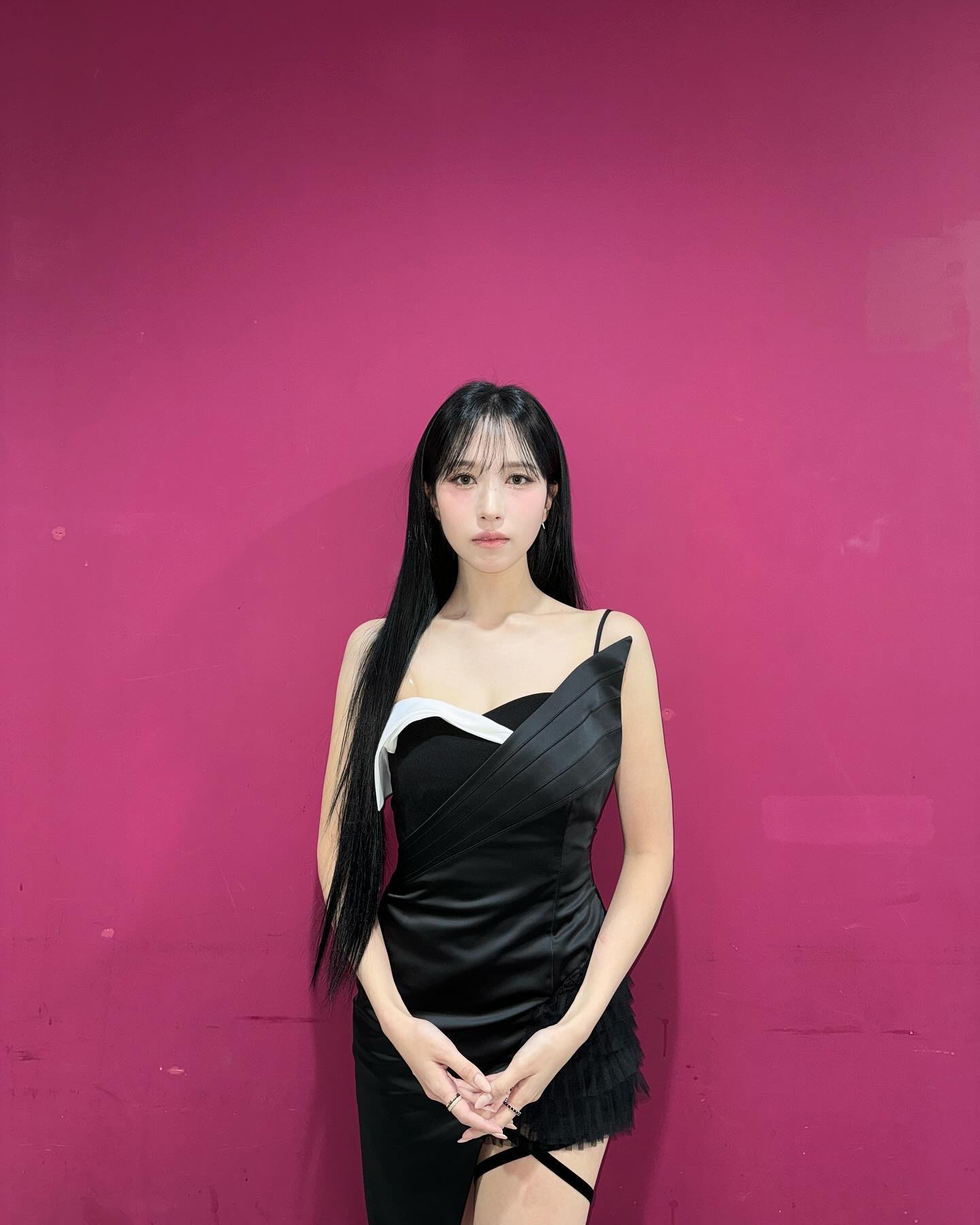 画像4/18) TWICEミナ、美デコルテ輝く キャミワンピ姿に「美しい