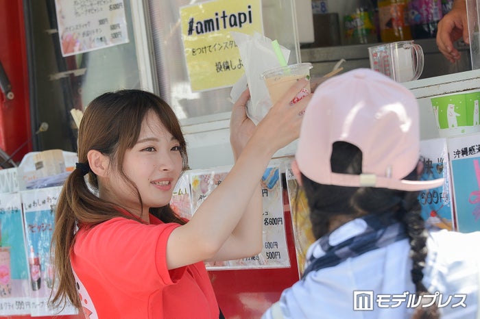 店頭に立って接客するami （C）ビューティーガール