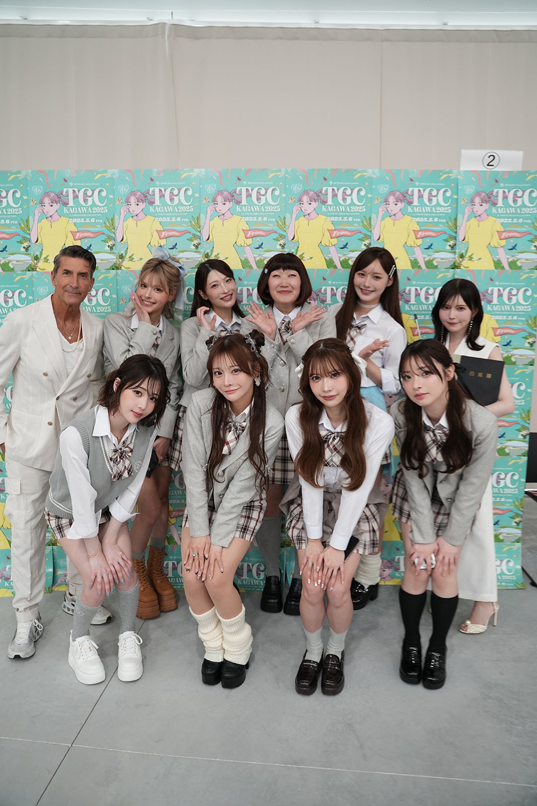 （後列左から）パンツェッタ・ジローラモ、今井アンジェリカ、二瓶有加、川村エミコ、きほ、益若つばさ（前列左から）RIKO、FUKA、ASUKA、TSUKASA（提供写真）