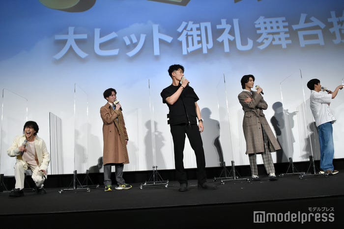 誰からも選出されず前に出る岩本照、渡辺翔太・ラウール・目黒蓮は深澤辰哉を攻める、佐久間大介は笑いすぎて崩れる(C)モデルプレス