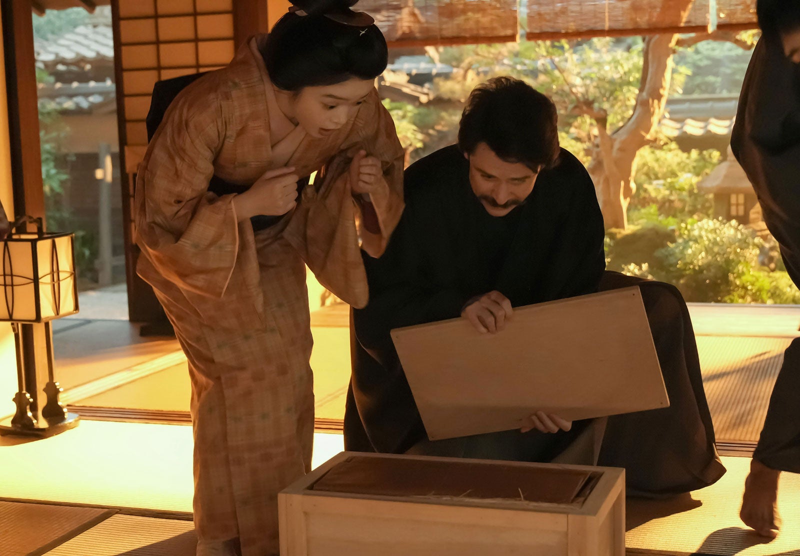 高石あかり、トミー・バストウ「ばけばけ」第90話（C）NHK