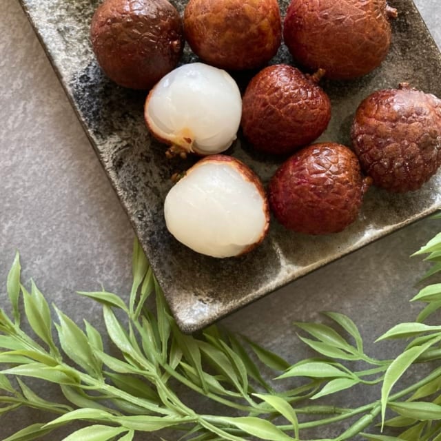 半分剥いた業務スーパーの冷凍ライチ