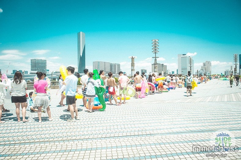 約1万人が会場に集結、第1回開催の様子／画像提供：Slide the City JAPAN