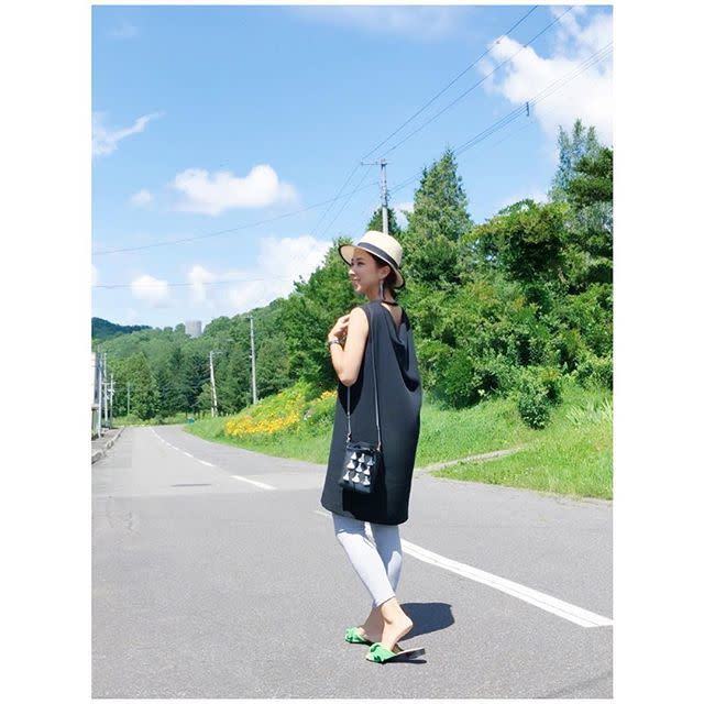 シンプルな黒のワンピースをおしゃれに着回そう すっきり大人のコーデ11選 モデルプレス