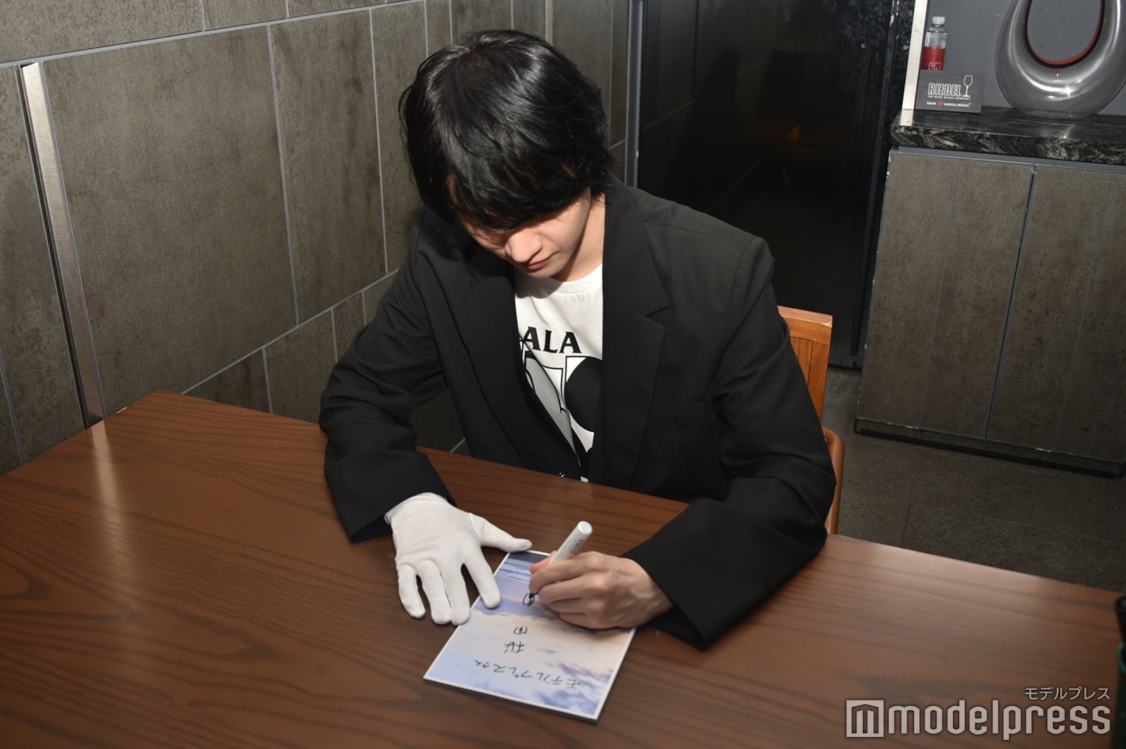 「モデルプレスさん」とサインしてくれる桜田通（C）モデルプレス