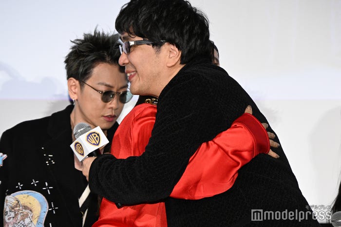 大友啓史氏とハグする土屋太鳳(C)モデルプレス
