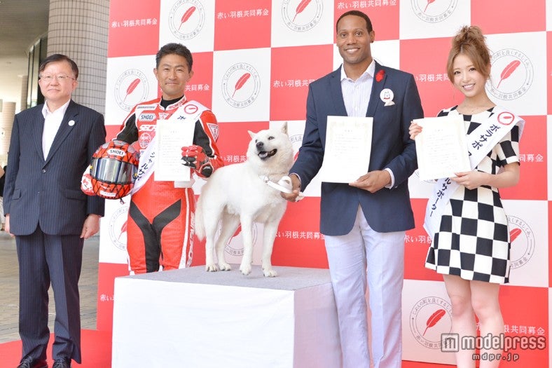 赤い羽根「災害ボランティア・NPO活動サポート募金」スペシャルサポーター就任記念イベントに出席した（左から）高井康行副会長、須貝義行、白戸次郎、ダンテ・カーヴァー、くみっきー