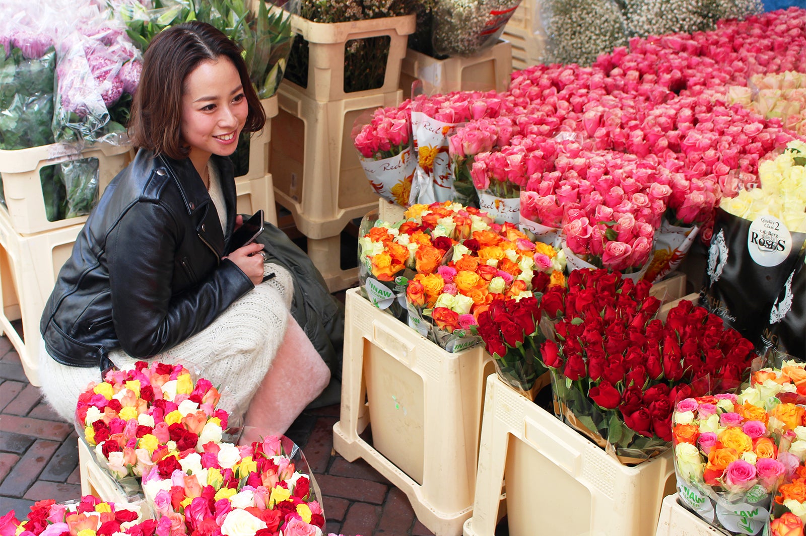 運河沿いにずらりと並ぶお花（提供写真）