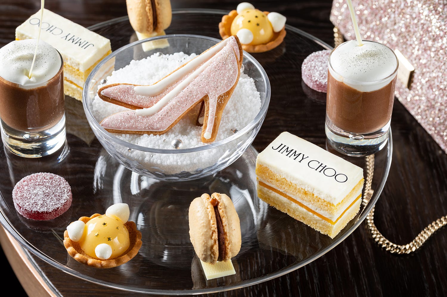 国内ホテル初「ジミー チュウ」とのコラボアフタヌーンティーが可愛い!パンプスがスイーツに