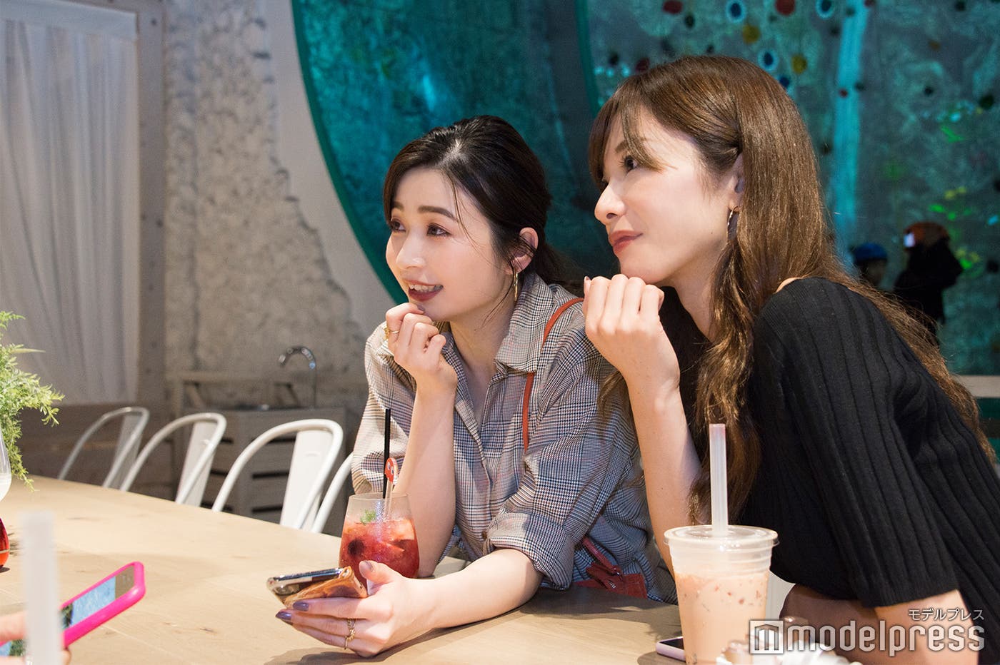 休憩しながら次楽しむアクティビティの相談(C)モデルプレス