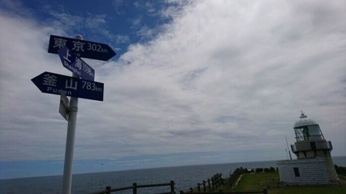 禄剛埼灯台と各地への直線距離を示す標識。近いと思うか、遠いと思うかはそれぞれの人の思いにより変わりますね(2019年7月撮影)