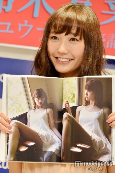 お気に入りカットを披露する鈴木友菜