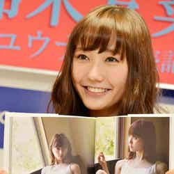 お気に入りカットを披露する鈴木友菜