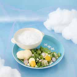 ひつじ雲のスーププレート税込2,090円(C)BIGHIT MUSIC & HYBE. All Rights Reserved.