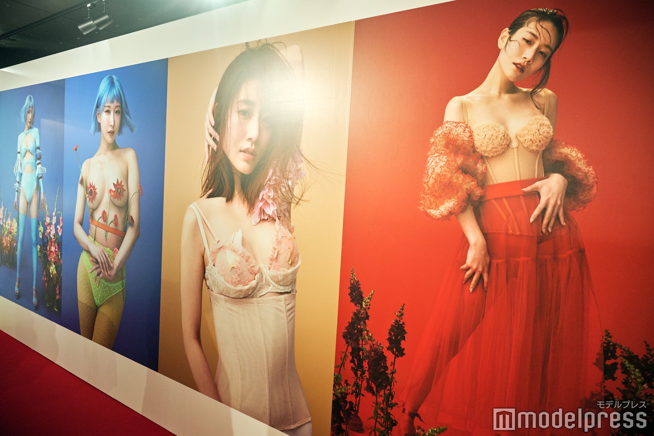 壁一面に大きく展示（C）モデルプレス