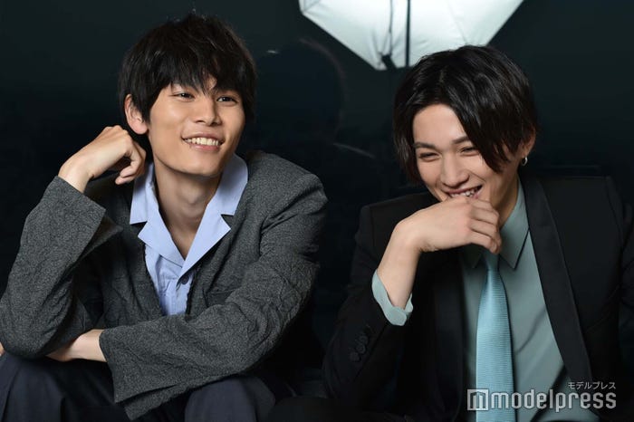 撮影中も仲良しぶり全開の2人(C)モデルプレス