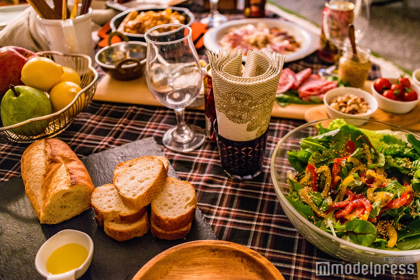 食器の柄や位置を意識（C）モデルプレス