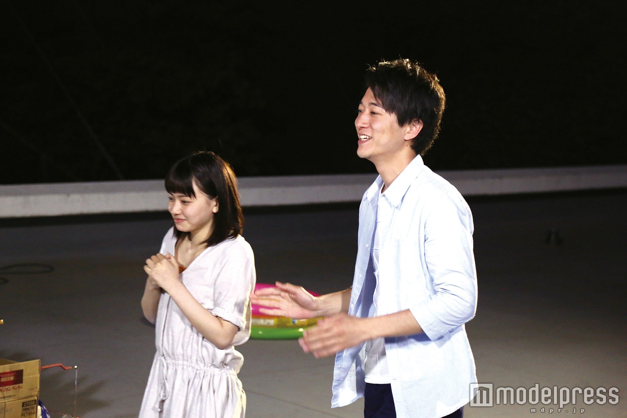 山本舞香・浅香航大／映画「桜ノ雨」より（C）2015 halyosy、藤田遼、雨宮ひとみ、スタジオ・ハードデラックス／PHP研究所／『桜ノ雨』製作委員会