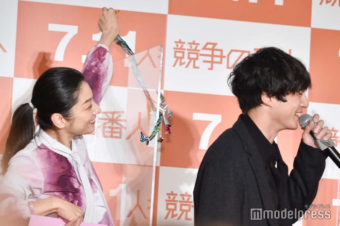 坂口健太郎を後ろから祝い続ける小池栄子 (C)モデルプレス