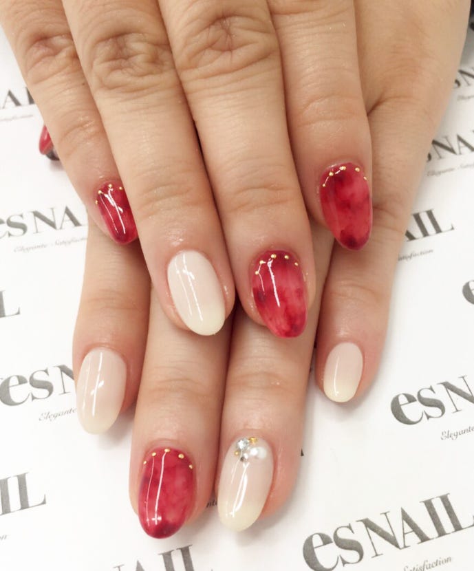べっ甲と赤の組み合わせで美しく(画像提供:esNAIL)