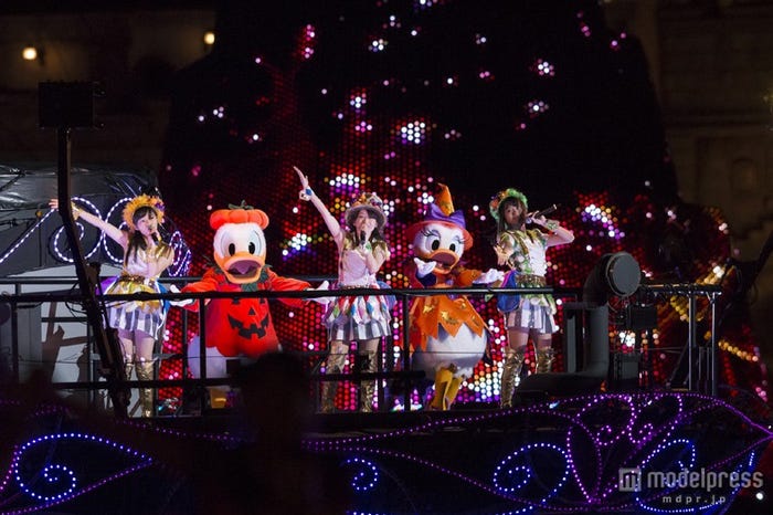 「みんなにありがとうスペシャルナイト AKB48 in ディズニーシー」と題したスペシャルショー「Halloween Party with AKB48」/(C)Disney