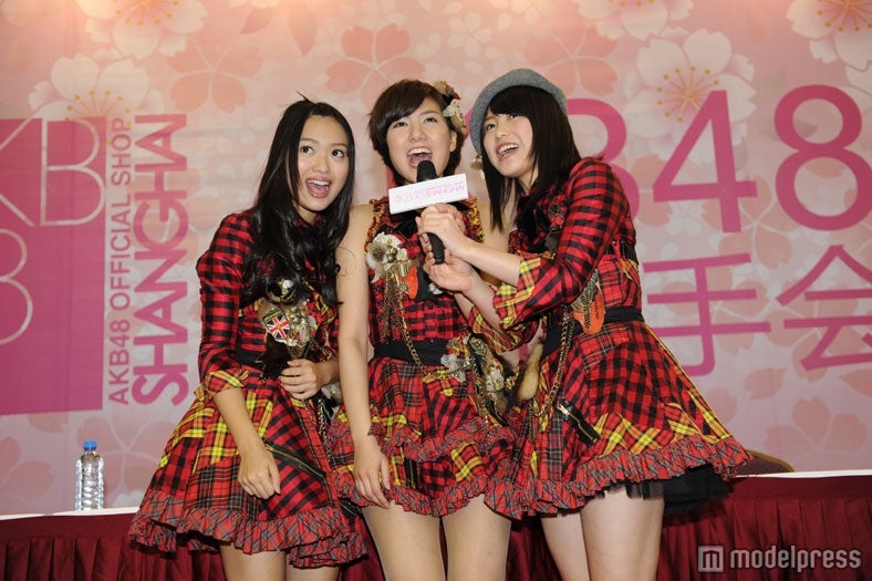 （左から）北原里英、宮澤佐江、横山由依