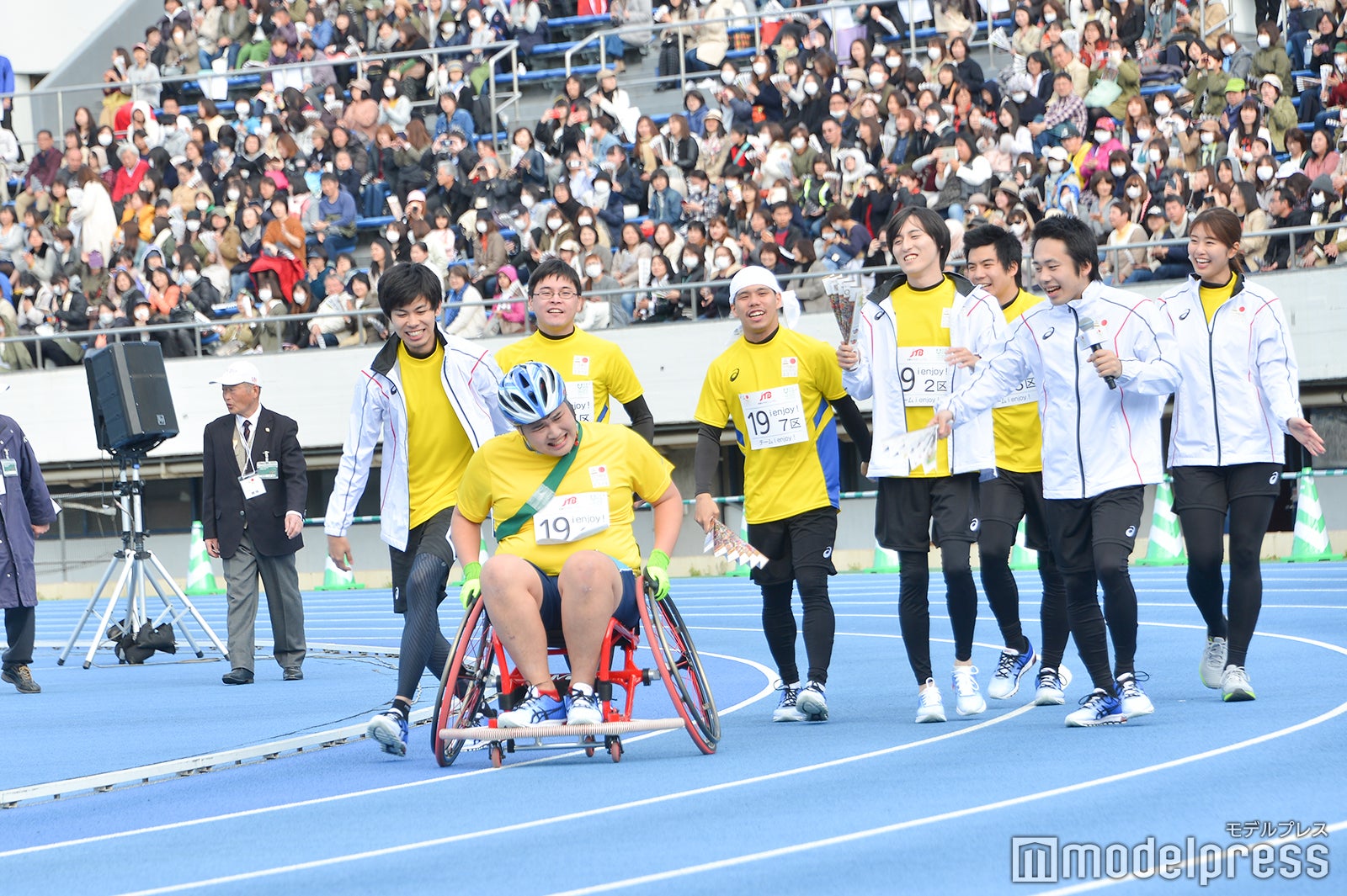 熱い声援の中、最終走者・Fischer’s・ンダホがゴールへ （C）モデルプレス