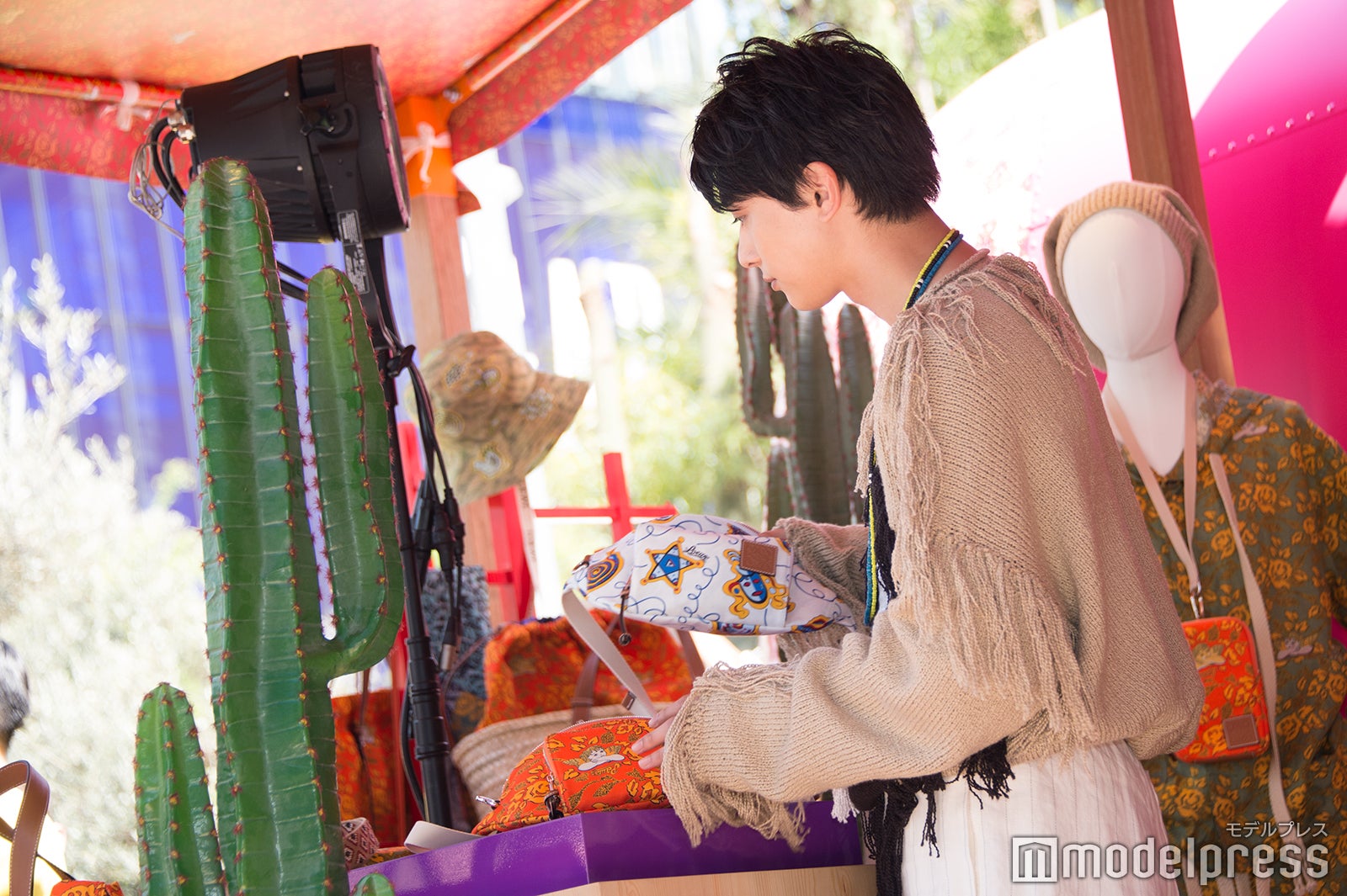 ショップのアイテムをチェックする吉沢亮 （C）モデルプレス