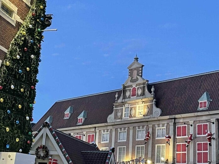 壁面を登るサンタに目がくぎづけ!「ホライゾンアドベンチャー」