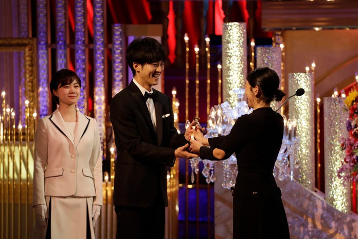 トロフィーを受け取る松坂桃李(C)日本アカデミー賞協会