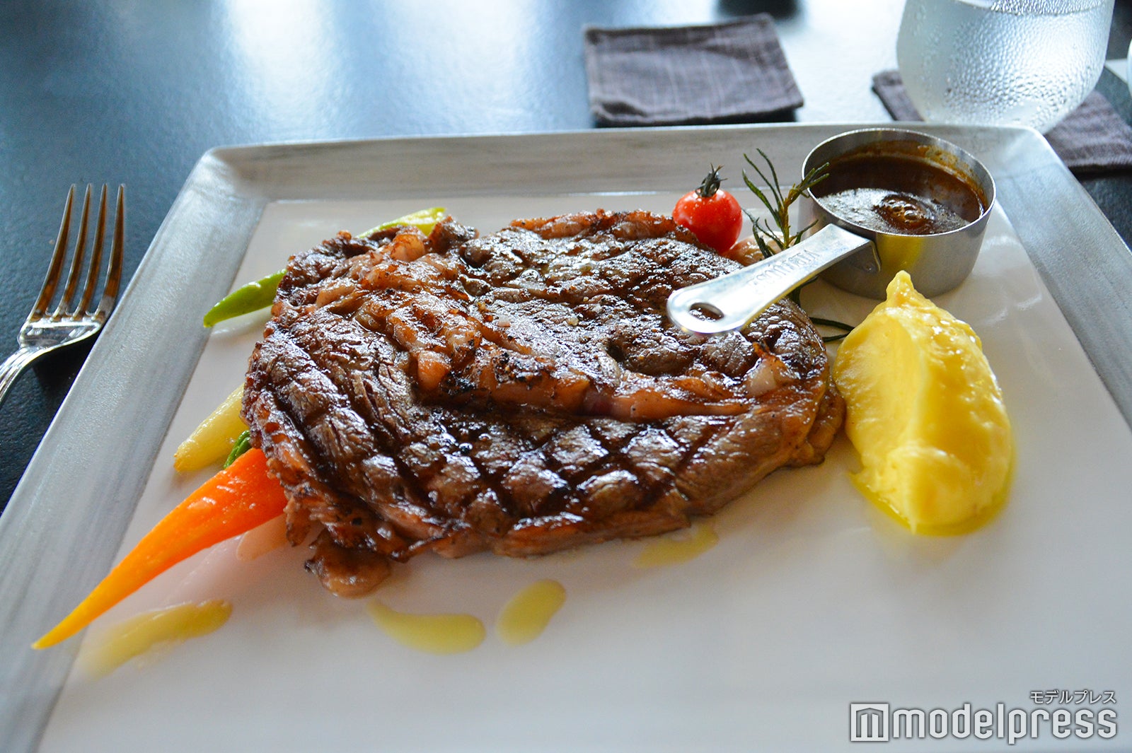 ビーチグリルの料理（C）モデルプレス