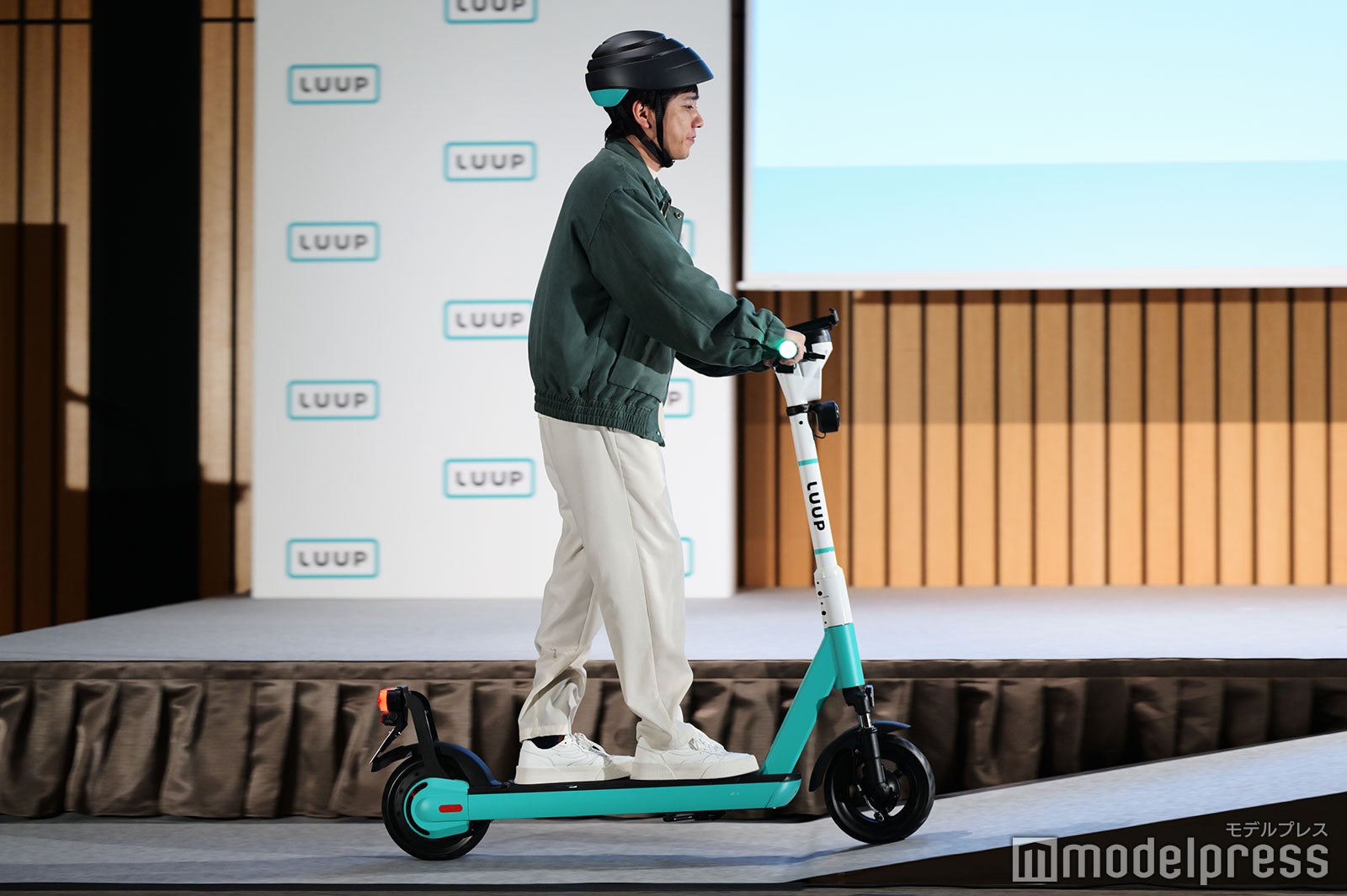 「LUUP」を乗りこなす二宮和也（C）モデルプレス