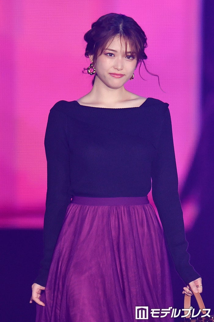 乃木坂46松村沙友理 美デコルテ輝くレディコーデ あざと可愛いポージングで魅了 Girlsaward 19 A W モデルプレス