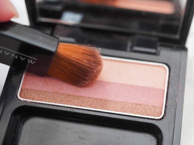 「ワンステップアイカラー」コーラルピンクは、ひと塗りで簡単にグラデーションをつくれるアイカラー 「ワンステップアイカラー」コーラルピンクは、ひと塗りで簡単にグラデーションをつくれるアイカラー