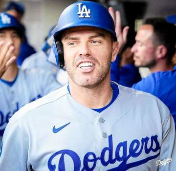 ドジャース フリーマンが大谷翔平にニッコニコでタッチ 先制2ランで胸アツシーン パワー誇示のポーズに笑み止まらず