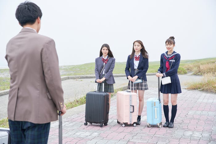 アスカ、あゆか、ここ「恋する◆週末ホームステイ 2020夏」1話より(C)ABEMA