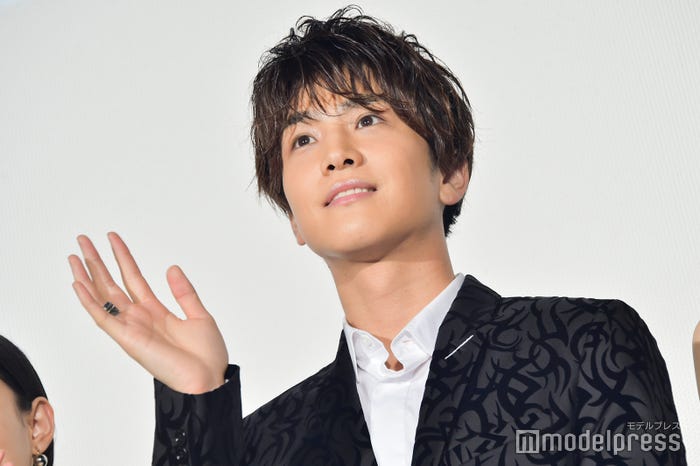 岩田剛典(左)(C)モデルプレス