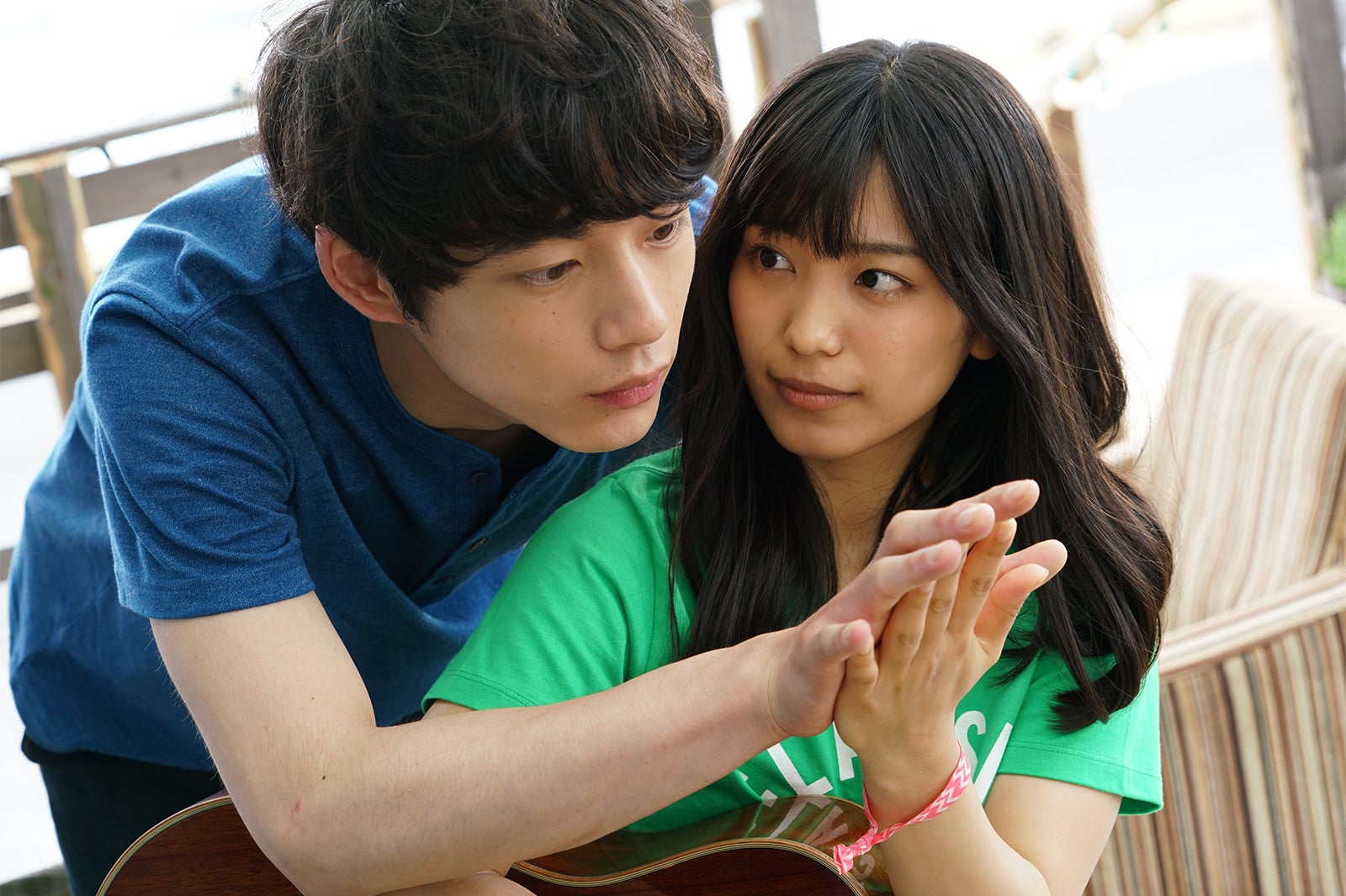 miwa＆坂口健太郎、後ろから手合わせ…！（C）「君と100回目の恋」製作委員会