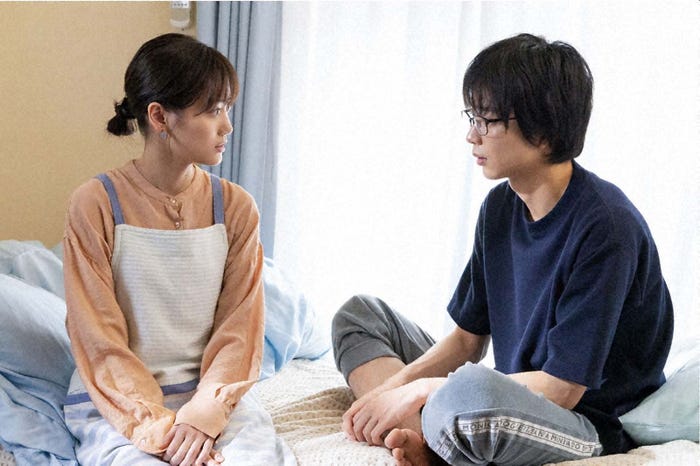 山下美月、鈴木仁「さらば、佳き日」第5話より(C)「さらば、佳き日」製作委員会