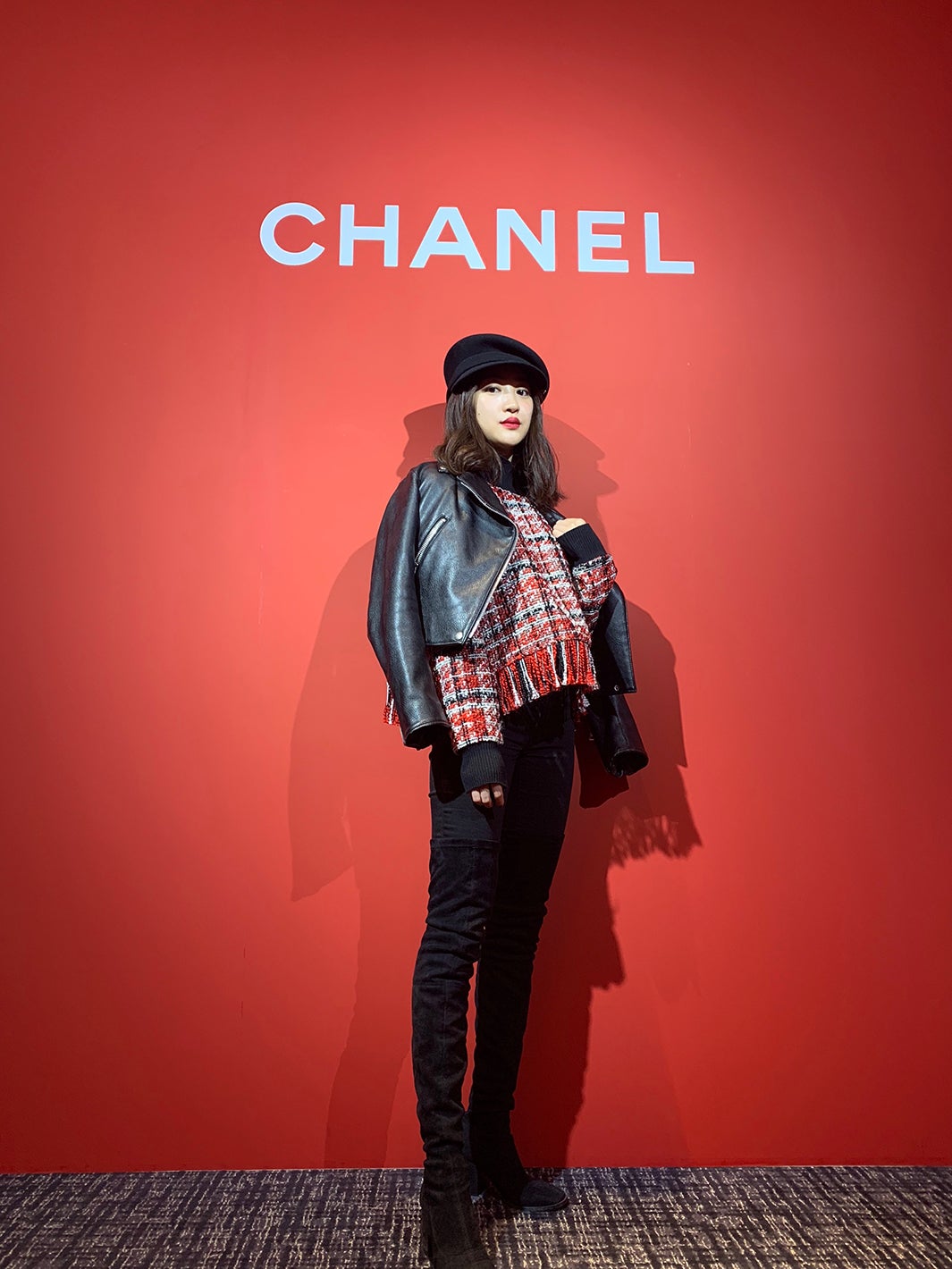 “奇跡の美肌”田辺かほ、小顔＆美プロポーション際立つパンツルック