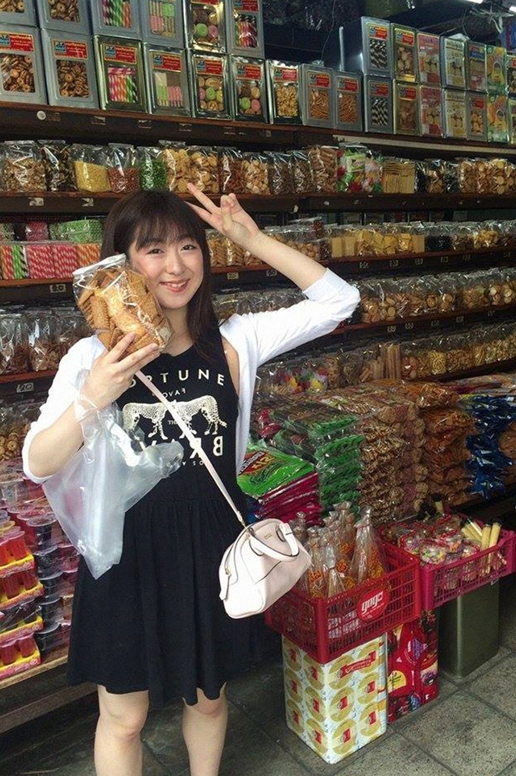 タイのお菓子を手に喜ぶ伊豆田莉奈（C）TBS