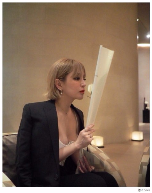 浜崎あゆみ、胸元ざっくりセクシーショット「見惚れる」「さすがの色気」と反響