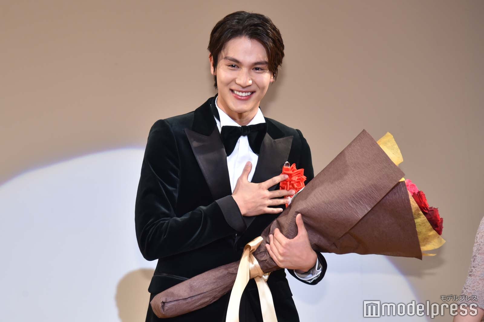 小栗旬のサプライズに驚く中川大志 （C）モデルプレス