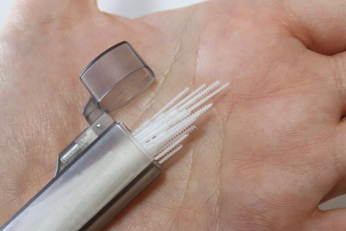 セリアの携帯用爪楊枝ホルダーにデンタルピックを入れる