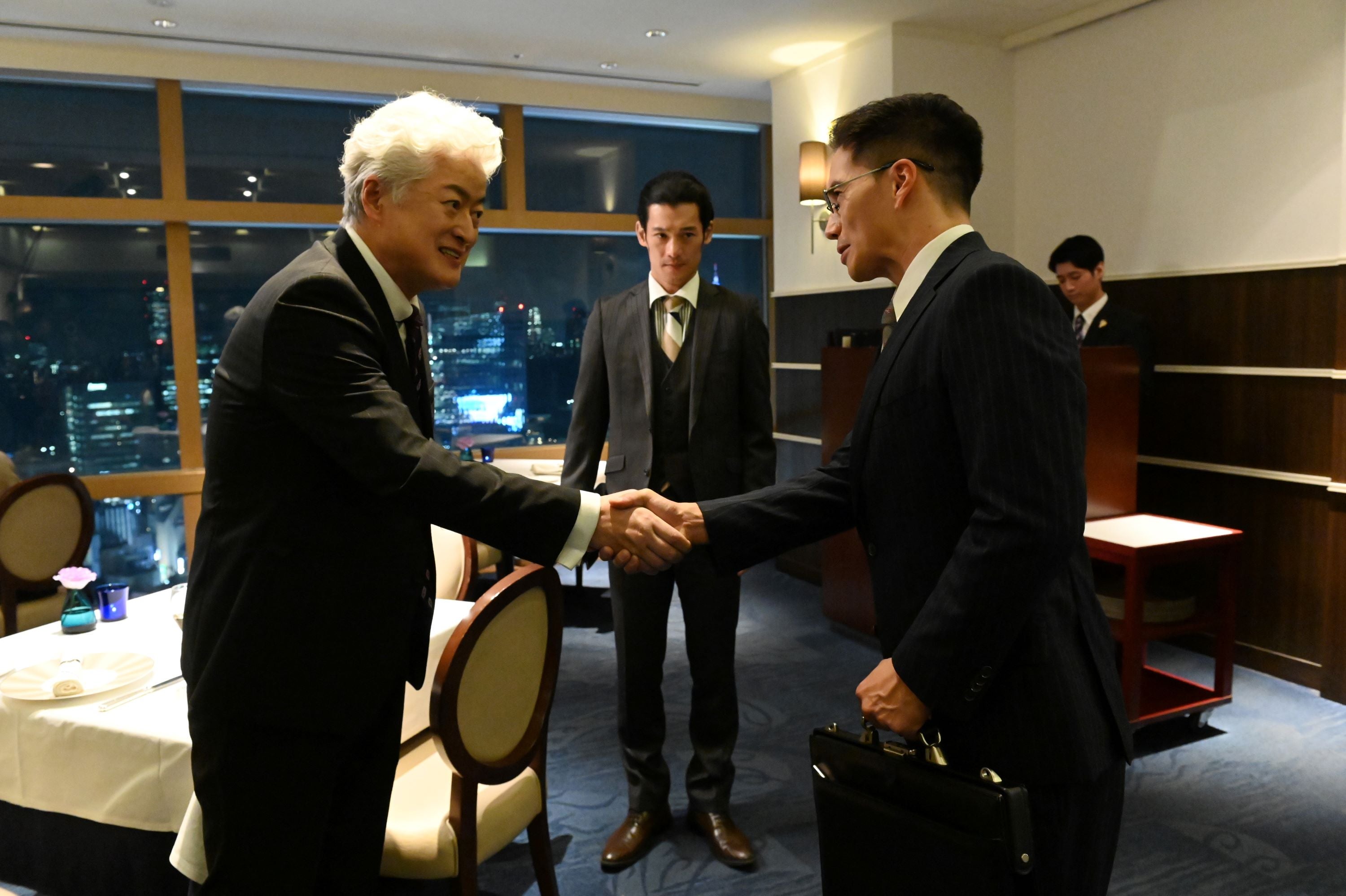 陣内孝則、市原隼人「ダブルチート 偽りの警官 Season2」（C）WOWOW　テレビ東京