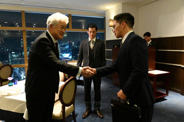 陣内孝則、市原隼人「ダブルチート 偽りの警官 Season2」(C)WOWOW テレビ東京