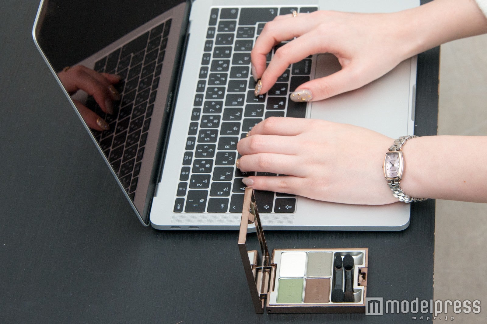 仕事モード中もキレイをキープ（C）モデルプレス