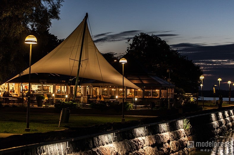 大きな白い帆が目印の「Cafe Ursula（カフェウルスラ）」／画像提供：フィンランド政府観光局