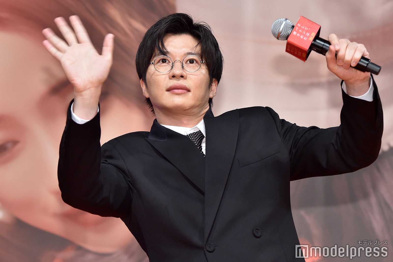 おちゃめに手を振る田中圭（C）モデルプレス